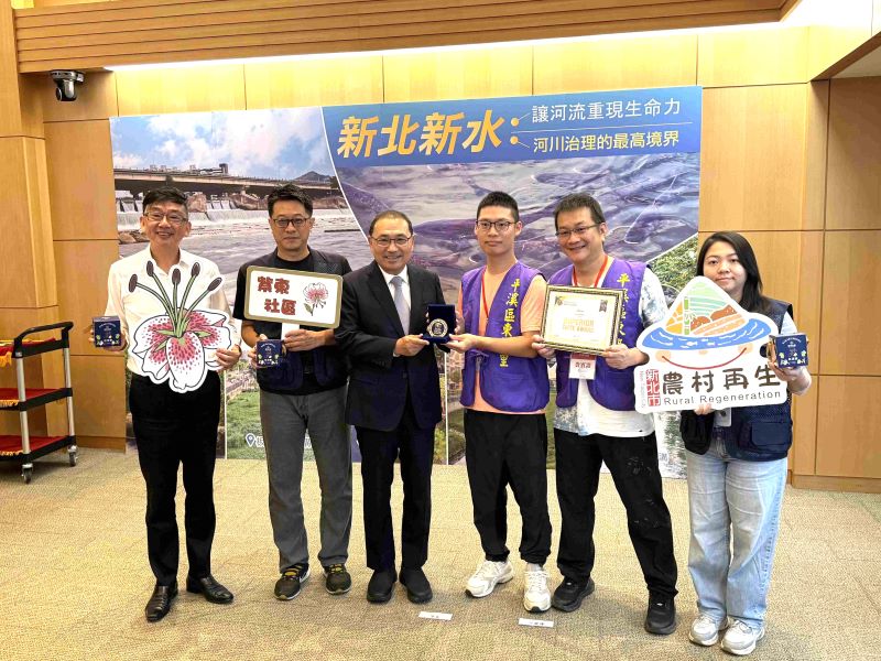 從平溪山林走向國際 紅淡蜜摘iTi二星獎 18 《圖說》平溪紫東社區「紅淡蜜」榮獲國際風味評鑑所2026年「風味絕佳獎章」二星獎章,社區發展協會理事長潘俊青(右2)及蜂農陳韋齊(右3)代表於市政會議獻獎,左一農業局長諶錫輝。〈農業局提供〉