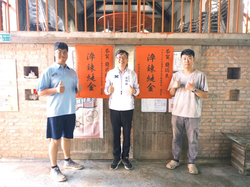 《圖說》三芝區牧蜂農莊簡誌良(右2)、簡武諺(右3)兄弟雙雙榮獲全國蜂蜜評鑑，農業局長諶錫輝訪視牧蜂農莊，恭賀簡誌良及簡武諺兄弟獲全國蜂蜜評鑑特等獎。〈農業局提供〉