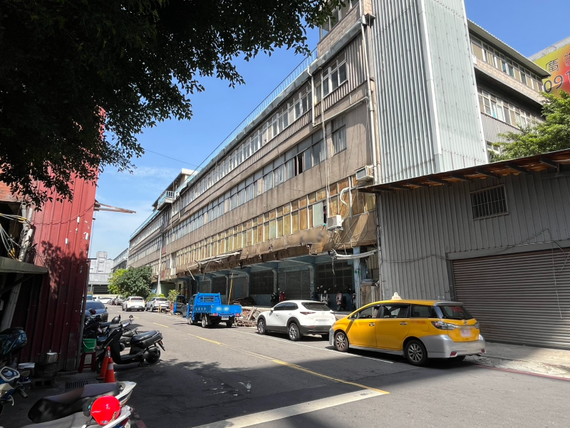 《圖說》三重區中興段299地號 更新前現況-老舊廠房。〈城鄉局提供〉