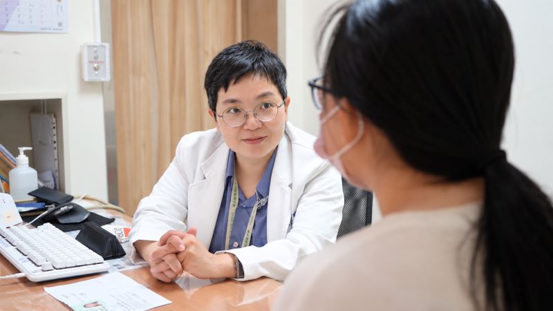 12歲女童天天胃痛不想上學 醫揭「一句玩笑」竟成霸凌求救訊號 14 《圖說》左為陳昱文醫師。就醫諮詢示意圖,右非病人本人。〈臺北醫院提供〉