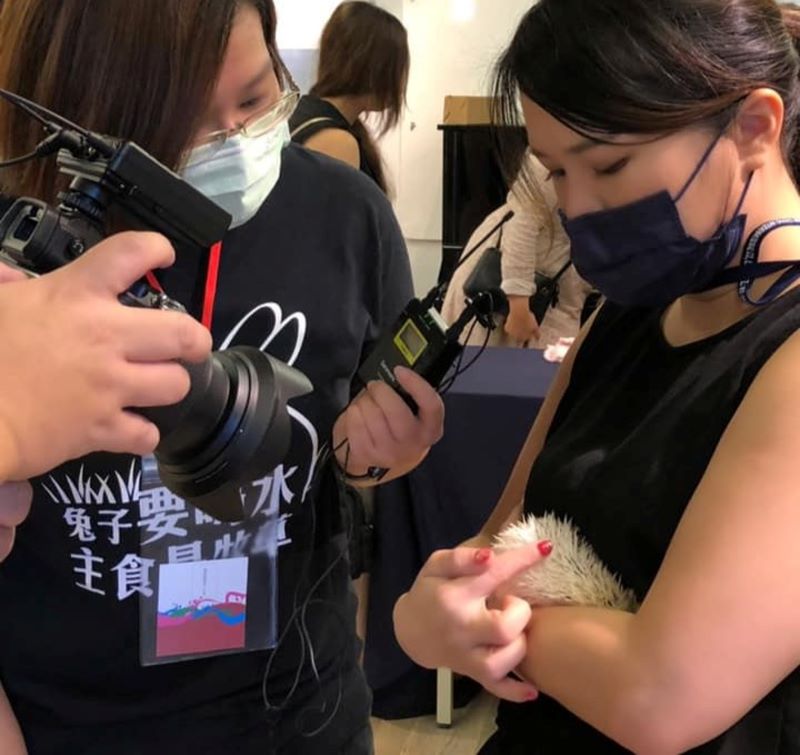 《圖說》10月31日將於青職基地，由刺蝟照護推廣協會常務監事周沛薇分享特殊動物的照護技巧，圖為講師周沛薇授課資料照片。〈青年局提供〉