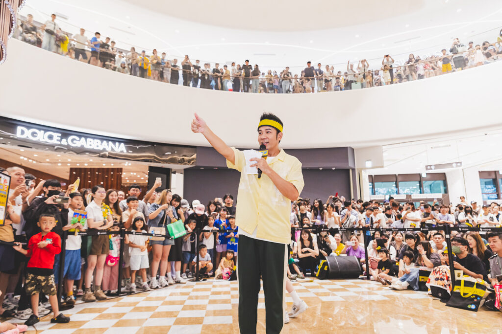 香蕉哥哥出道26年台中辦見面會 暴雨澆不熄千人熱情 經典神曲全場大合唱 4 %E9%A6%99%E8%95%89%E5%93%A5%E5%93%A5%E8%88%89%E8%BE%A6%E8%A6%8B%E9%9D%A2%E6%9C%83%E5%90%B8%E5%BC%95%E5%8D%83%E5%90%8D%E7%B2%89%E7%B5%B2%E5%88%B0%E5%A0%B4%EF%BC%8C%E7%9C%BE%E4%BA%BA%E9%BD%8A%E5%94%B1%E7%B6%93%E5%85%B8%E7%A5%9E%E6%9B%B2%E6%8E%80%E8%B5%B7%E6%BB%BF%E6%BB%BF%E5%9B%9E%E6%86%B6%E6%AE%BA%E3%80%82%EF%BC%88%E6%9D%B1%E6%A3%AE%E9%9B%BB%E8%A6%96%E6%8F%90%E4%BE%9B%EF%BC%89