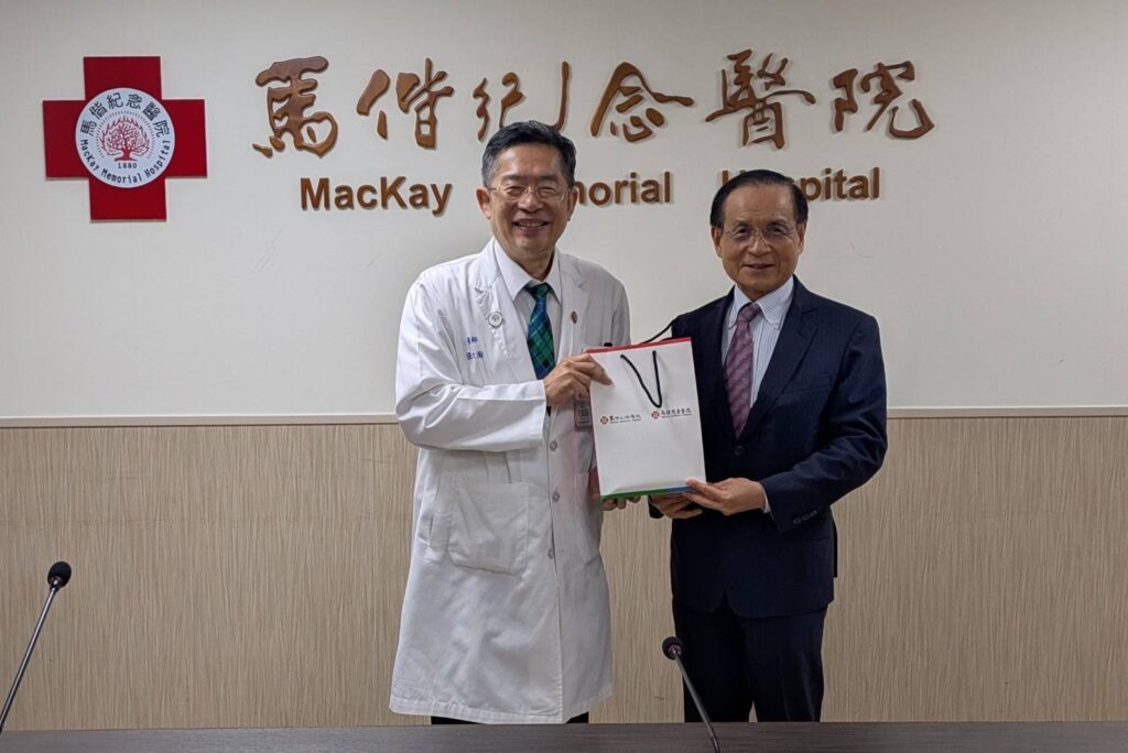 馬偕再傳「捷報」 攜手商研院深化台捷智慧醫療合作 29 %E9%A6%AC%E5%81%95%E7%B4%80%E5%BF%B5%E9%86%AB%E9%99%A2%E7%B8%BD%E9%99%A2%E9%95%B7%E5%BC%B5%E6%96%87%E7%80%9A%E5%B7%A6%E8%87%B4%E8%B4%88%E7%B4%80%E5%BF%B5%E5%93%81%E7%B5%A6%E5%95%86%E7%A0%94%E9%99%A2%E8%91%A3%E4%BA%8B%E9%95%B7%E8%A8%B1%E6%B7%BB%E8%B2%A1%E5%8F%B3