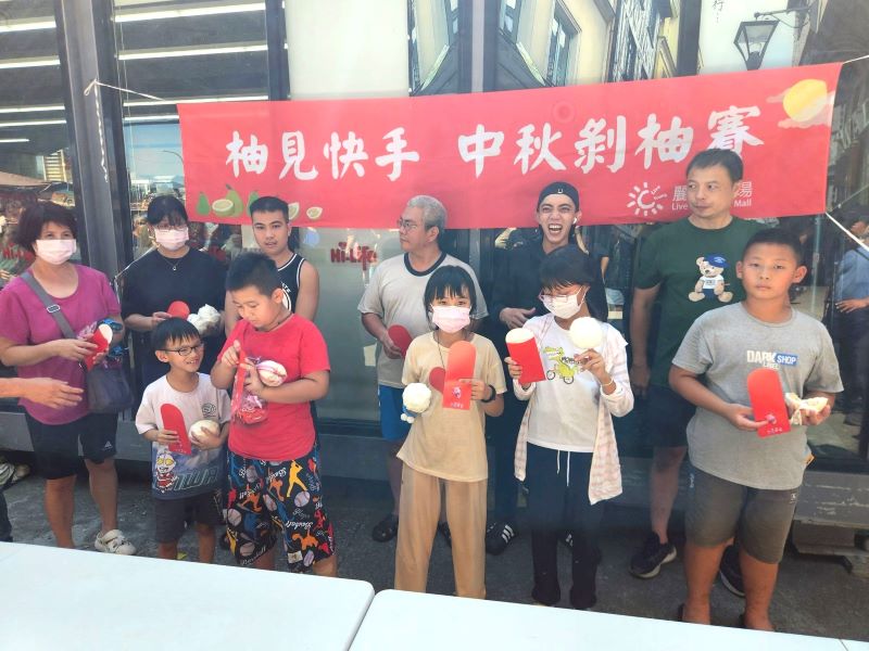 剝文旦拿獎金 重新橋市集9/25「柚見快手」冠軍獎2千元 8 《圖說》滿載而歸!恭喜快手得主們抱回獎勵與柚子,歡喜過中秋—資料照。〈高灘處提供〉