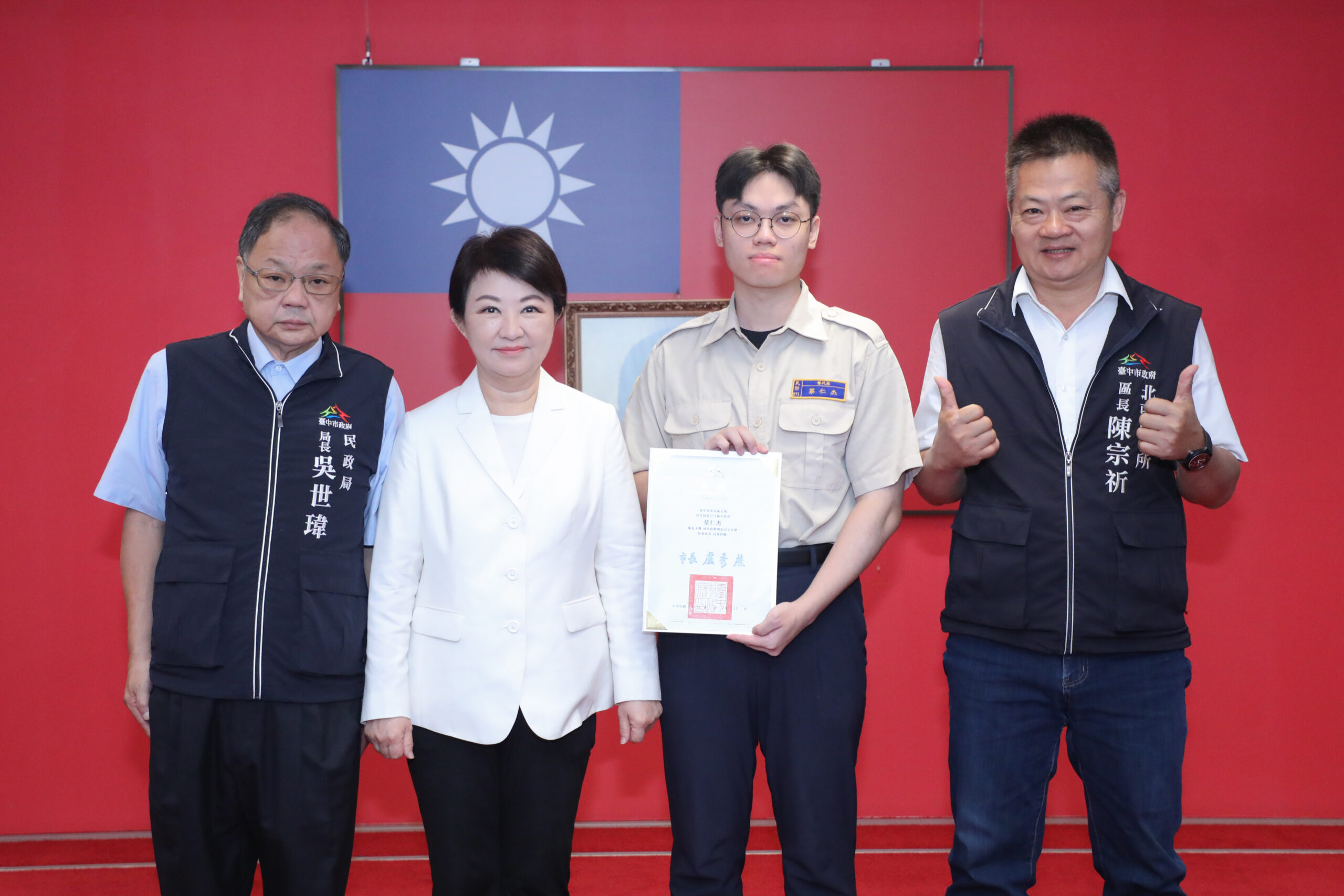 中市替代役男黃金救援搶回一命 盧秀燕親頒獎狀讚「救命英雄」 52 %E9%BB%83%E9%87%91%E6%95%91%E6%8F%B4%E6%90%B6%E5%9B%9E%E4%B8%80%E5%91%BD %E4%B8%AD%E5%B8%82%E6%9B%BF%E4%BB%A3%E5%BD%B9%E7%94%B7cpr aed%E6%95%91%E4%BA%BA %E7%9B%A7%E5%B8%82%E9%95%B7%E8%A6%AA%E9%A0%92%E7%8D%8E%E7%8B%80%E8%AE%9A %E6%95%91%E5%91%BD%E8%8B%B1%E9%9B%84 %E5%AE%88%E8%AD%B7%E5%B8%82%E6%B0%91 scaled