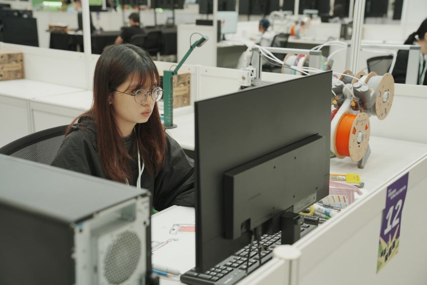 《圖說》賴柔羽於全國技能競賽「工業設計技術」職類競賽現場專注應試，展現扎實的設計與實作能力。〈龍華科大提供〉