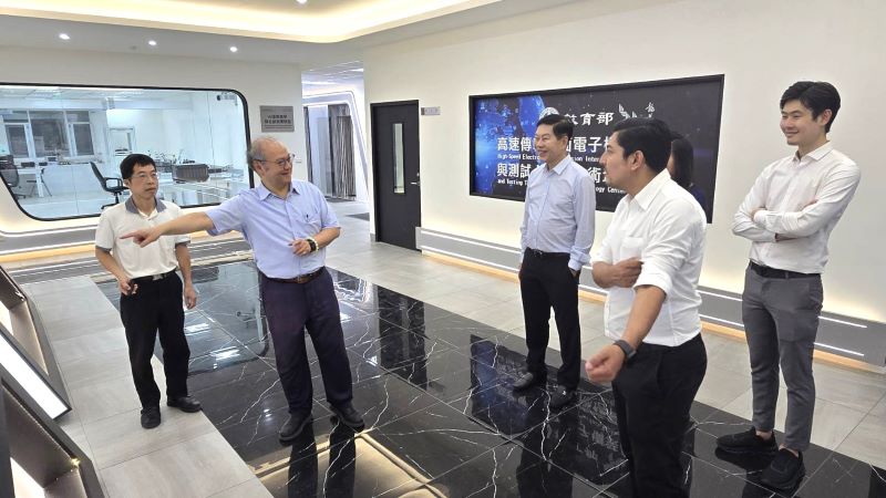 《圖說》清萊市府訪團參觀龍華科大半導體、智慧製造及5G通訊等特色教學場域，深入了解學校高科技人才培育成果，校長葛自祥〈左二〉親自接待參觀校內高科技人才培育場域。〈龍華科大提供〉
