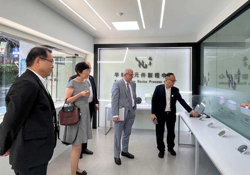 美日越大學高層接力訪龍華科大 聚焦AI半導體人才培育 4 《圖說》龍華科技大學全面建構AI、半導體、5G通訊與智慧製造實作環境,美國史蒂文斯理工學院校長率院長等人參訪龍華科大近年深耕實作教育與國際化發展累積的國際影響力。〈龍華科大提供〉