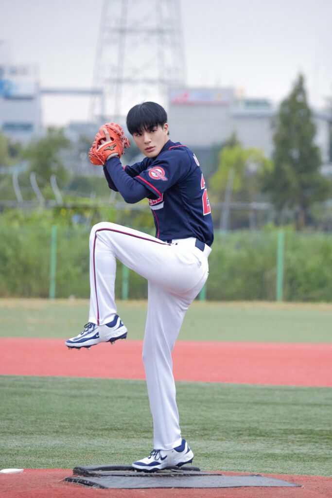 JENO為《夢想出擊》苦練投球 導演曝他「手臂痛都不說」內幕 56 003%E3%80%90%E5%A4%A2%E6%83%B3%E5%87%BA%E6%93%8A%E3%80%91%E5%8A%87%E7%85%A7 JENO%E8%8B%A6%E7%B7%B4%E6%8A%95%E7%90%83%E5%A7%BF%E5%8B%A2%E8%88%87%E5%8B%95%E4%BD%9C%EF%BC%8C%E7%94%9A%E8%87%B3%E4%B8%80%E5%BA%A6%E7%B7%B4%E5%88%B0%E6%89%8B%E8%87%82%E7%96%BC%E7%97%9B