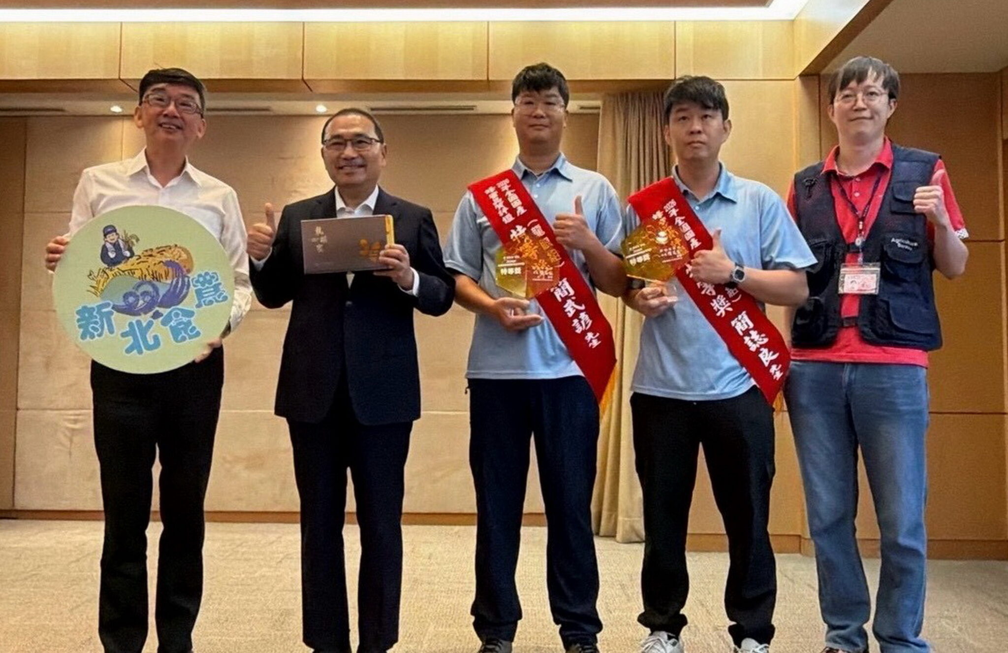 新北蜂農牧蜂兄弟勇奪龍眼蜂蜜雙特等獎　市長侯友宜頒獎肯定