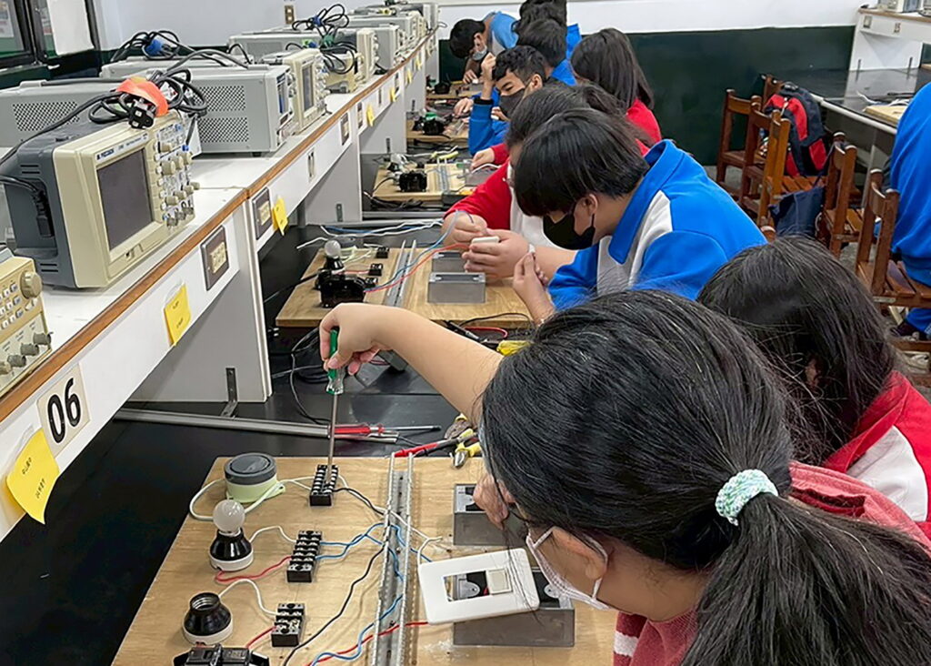 新北國中技藝教育開設342班6525個免費名額 探索13大職群讓學生動手找到未來方向 8 091500 1
