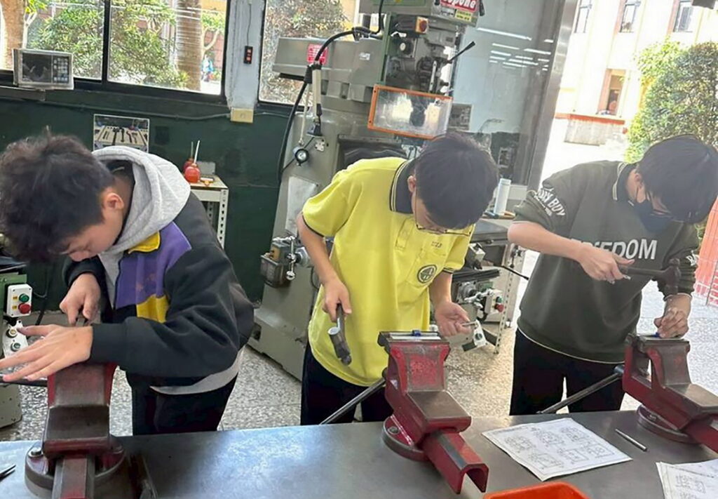 新北國中技藝教育開設342班6525個免費名額 探索13大職群讓學生動手找到未來方向 51 0915001