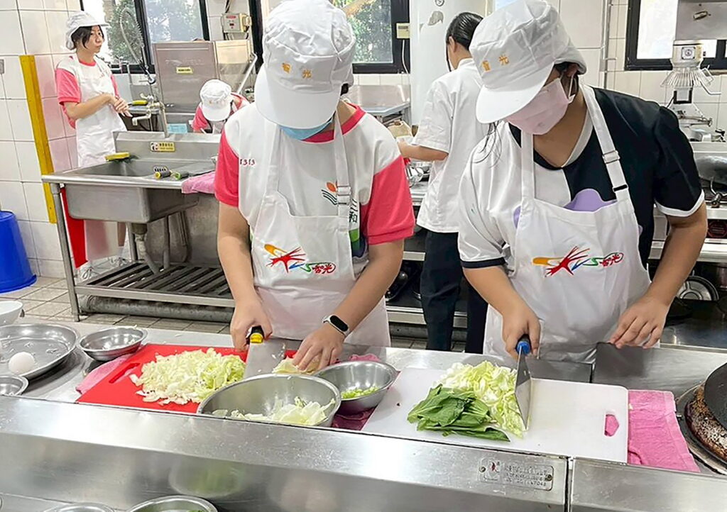 新北國中技藝教育開設342班6525個免費名額 探索13大職群讓學生動手找到未來方向 9 0915001 2