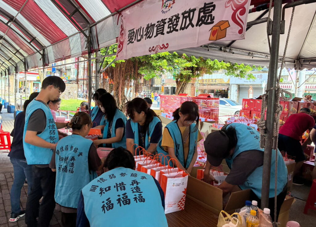 集結社會愛心發放物資賑濟金 淡水關懷弱勢協會19年送暖不間斷 9 0919003