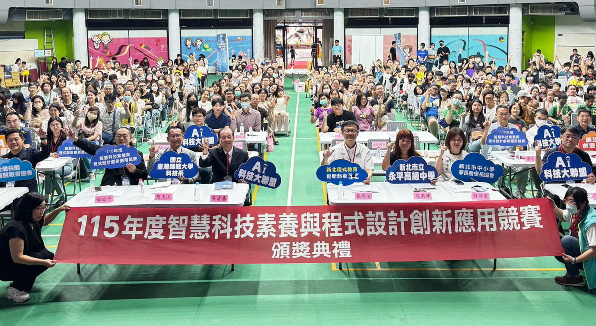 新北學子AI程式設計競賽奪雙冠　國小包辦輪型機器人前三名