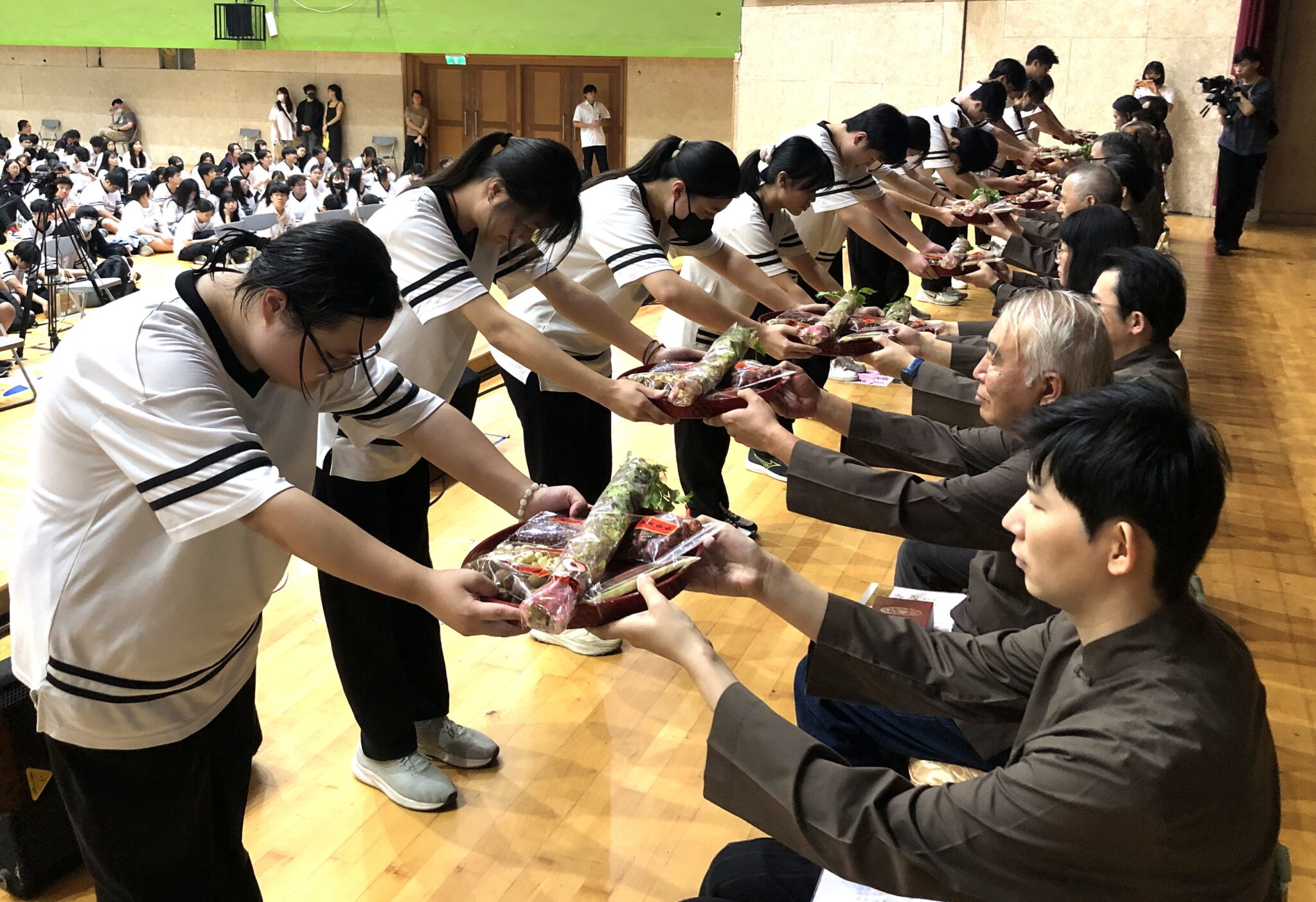 教師節敬師有新意　新北技高生「奉茶、拜師、束脩」謝師恩