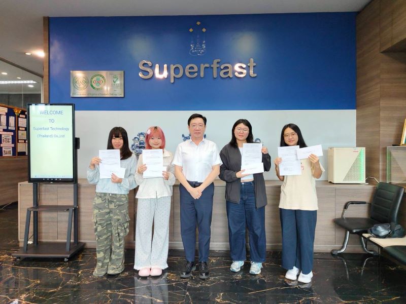 用影像創意為科技企業加值 龍華科大學生赴泰實習秀實力 12 《圖說》龍華科大文創系大三學生李冠儀、陳于汎、黃文宣及呂佳芯赴泰國實習,與 Superfast 超快科技公司黃志田董事長合影留念。〈龍華科大提供〉