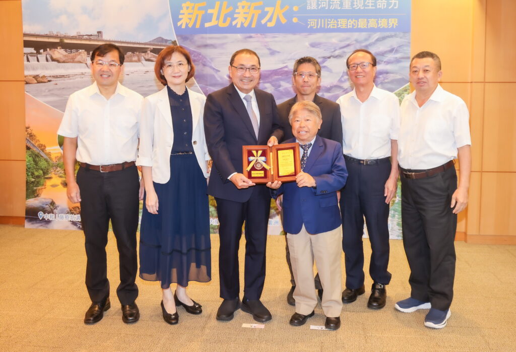 侯友宜頒新北榮譽市民證書 感謝李鵬雄董事長慷慨捐資興建林口圖書館 38 11325 0