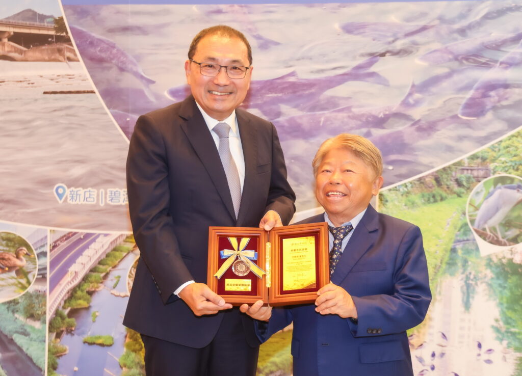 侯友宜頒新北榮譽市民證書 感謝李鵬雄董事長慷慨捐資興建林口圖書館 39 11326 0