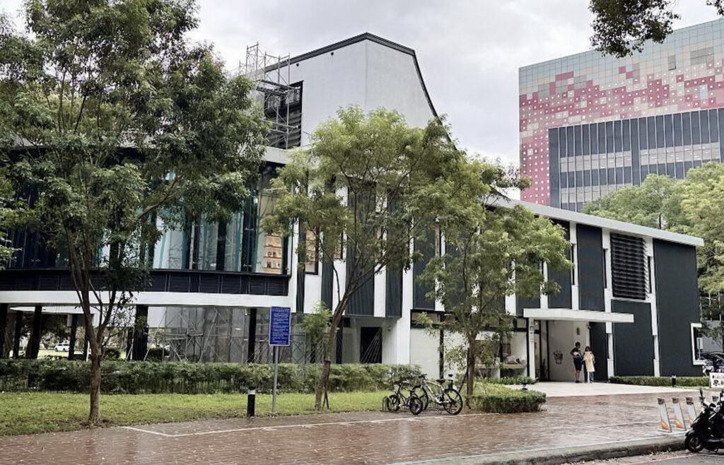 侯友宜頒新北榮譽市民證書 感謝李鵬雄董事長慷慨捐資興建林口圖書館 40 11334