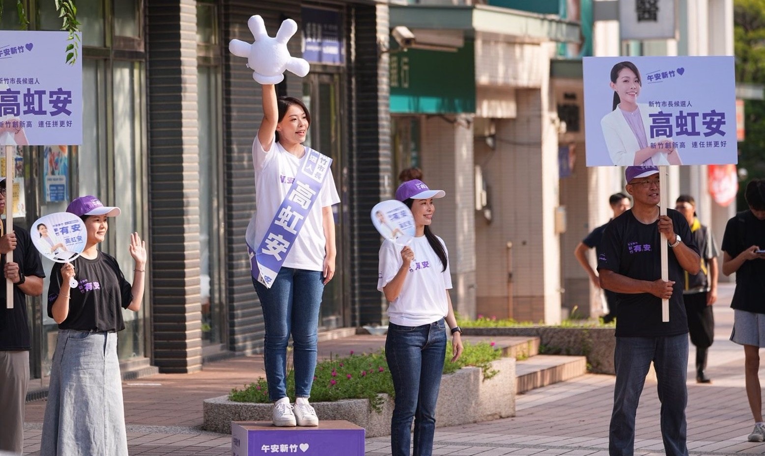 新竹有安！高虹安站路口揮手道早安　民眾比讚、加油、送早餐熱情回應