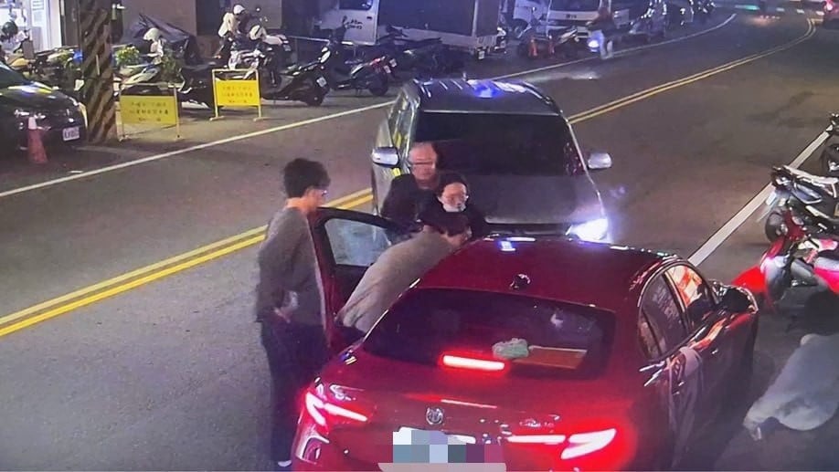 百萬紅色跑車車手收款當場遭逮　竹市警破獲網路假交友+假投資詐騙案