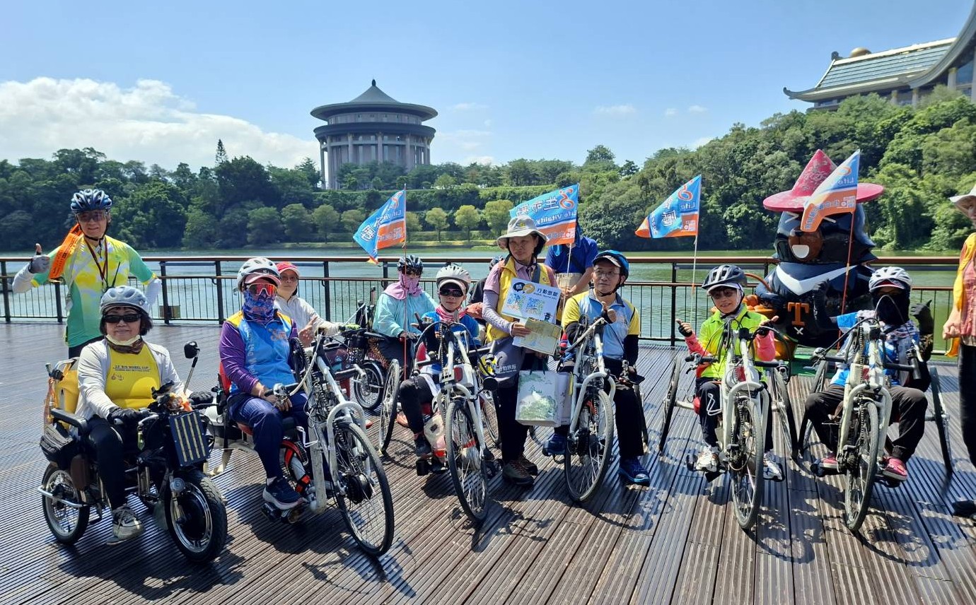 手搖車騎遊新竹峨眉湖初秋美景　身障朋友體驗無障礙步道旅行