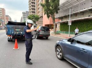 警專實習生熱心助民 拋錨車擋路主動指揮並合力推車 5 1788493734068