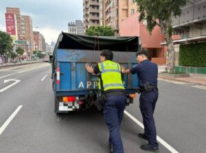 警專實習生熱心助民 拋錨車擋路主動指揮並合力推車 6 1788493738879