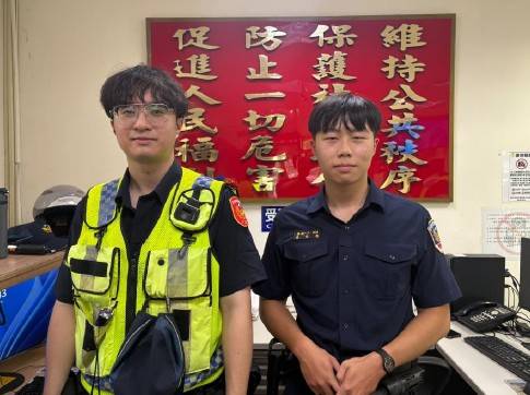 警專實習生熱心助民  拋錨車擋路主動指揮並合力推車