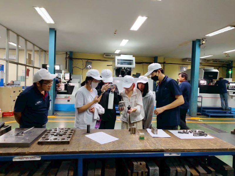 用影像創意為科技企業加值 龍華科大學生赴泰實習秀實力 13 《圖說》龍華科大文創系學生走入科技製造現場,實際了解企業生產環境與製造流程,透過海外實習拓展跨域學習經驗。〈龍華科大提供〉