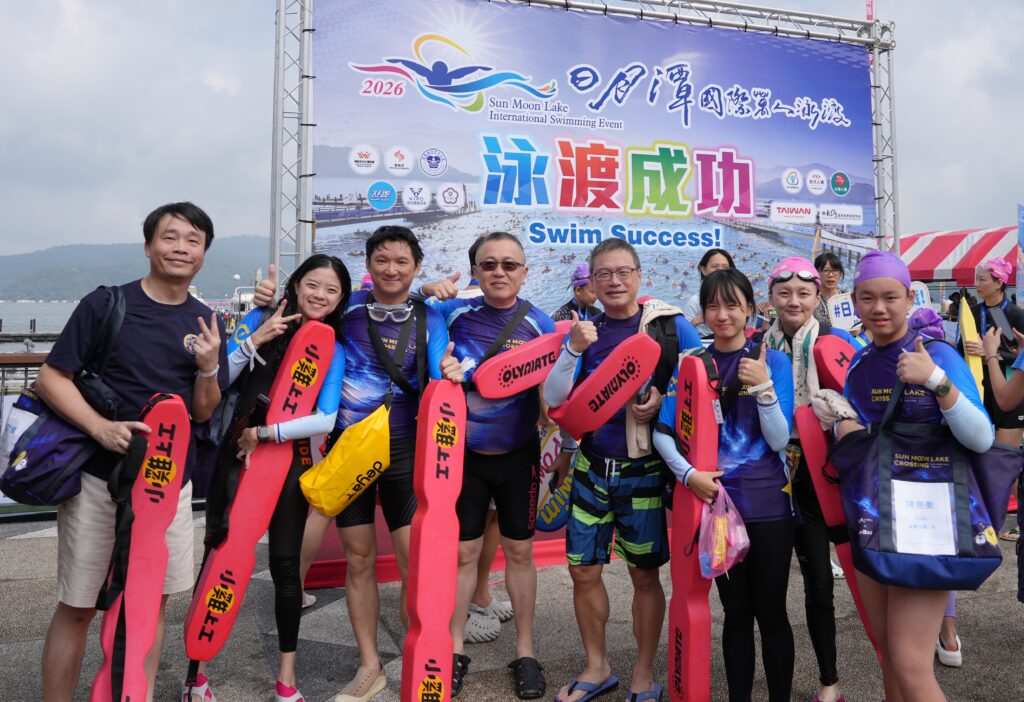 台大EMBA 30周年「泳向未來」,200名勇士挑戰泳渡日月潭成功完賽 21 A1 01024