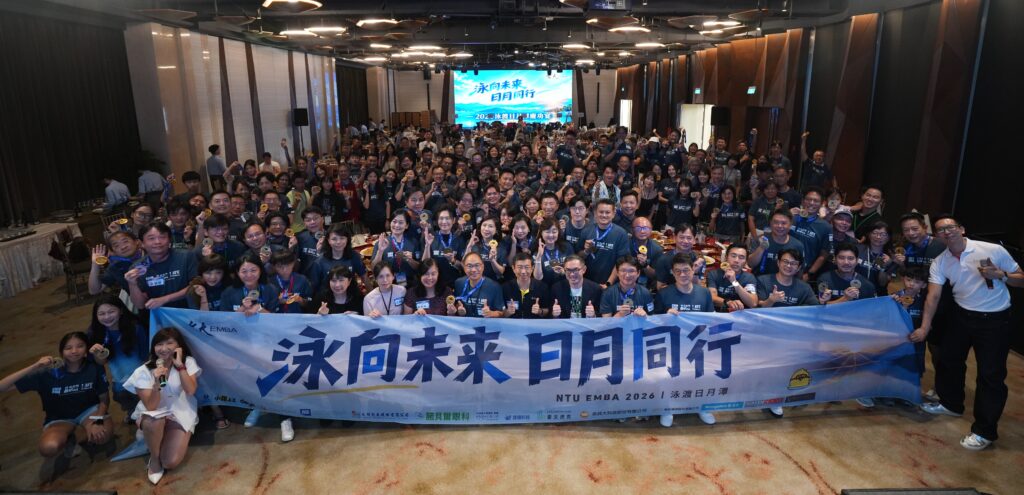 台大EMBA 30周年「泳向未來」,200名勇士挑戰泳渡日月潭成功完賽 22 A1 01304