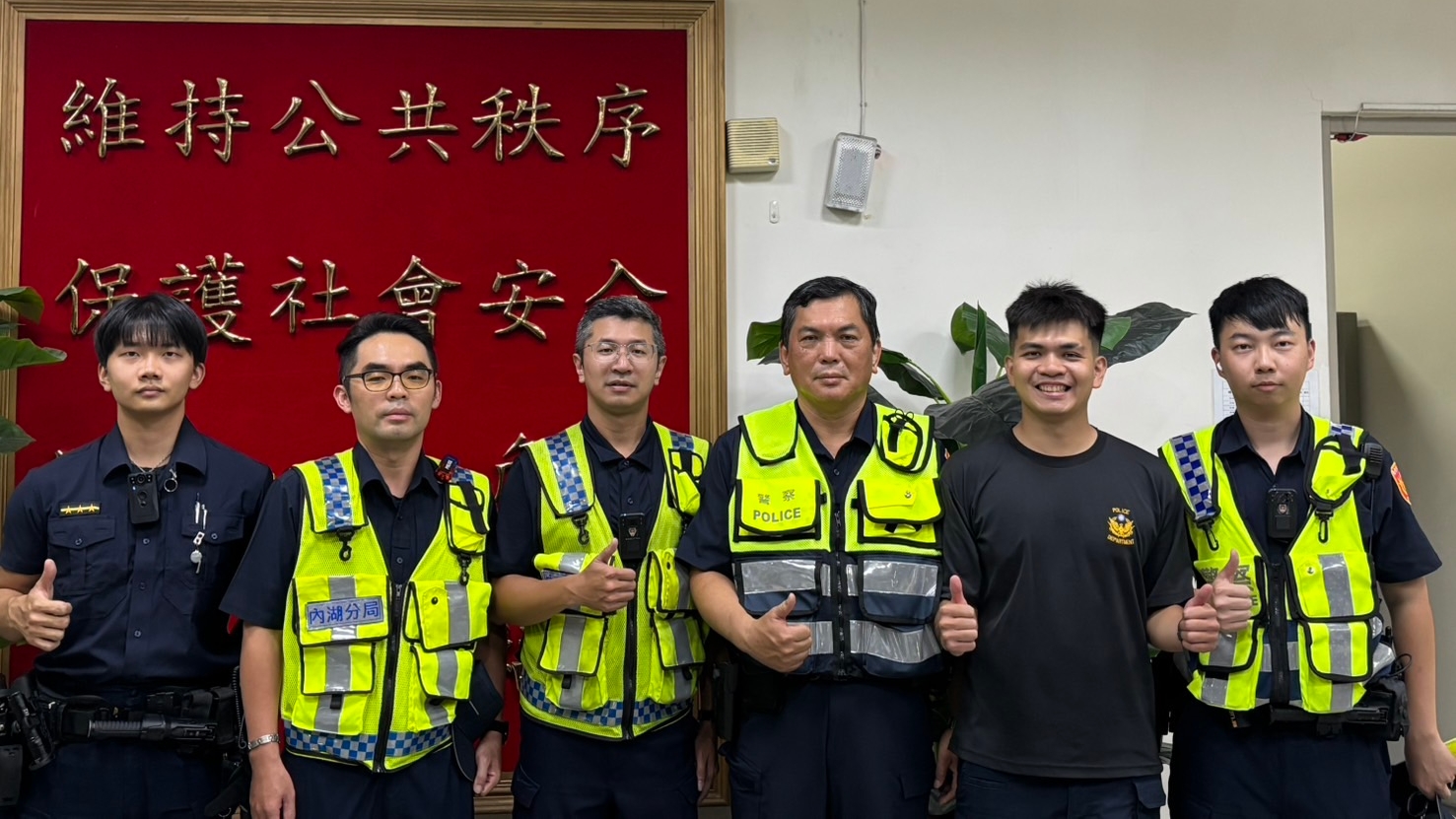 娃娃車路上拋錨  內湖警化身  推車隊  火速解危