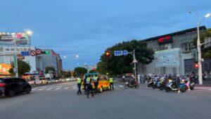 娃娃車路上拋錨 內湖警化身 推車隊 火速解危 4 MEITU 20260903 102449706