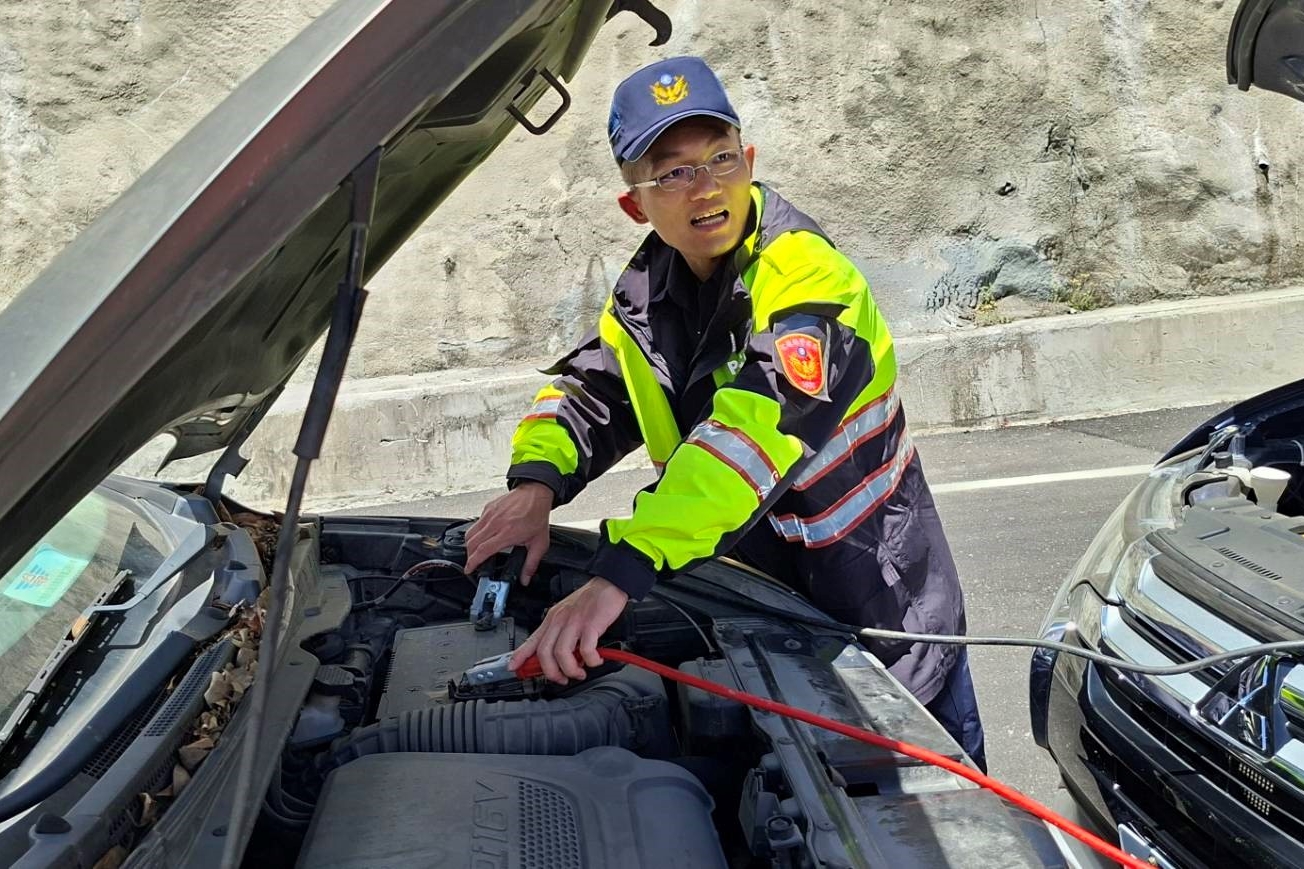 遊合歡山車輛突故障  合歡警接電助遊客順利啟程