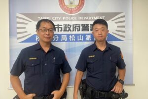大雨中車輛突拋錨 松山警冒雨推車助駕駛解圍 3 MEITU 20260904 092112371