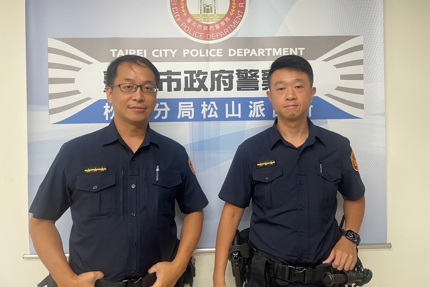 大雨中車輛突拋錨  松山警冒雨推車助駕駛解圍