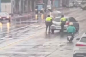大雨中車輛突拋錨 松山警冒雨推車助駕駛解圍 4 MEITU 20260904 092139259