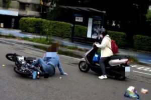 北市保大巡邏警暖心即刻救援自摔女騎士 處置迅速 避免事故擴大 27 MEITU 20260908 103845476