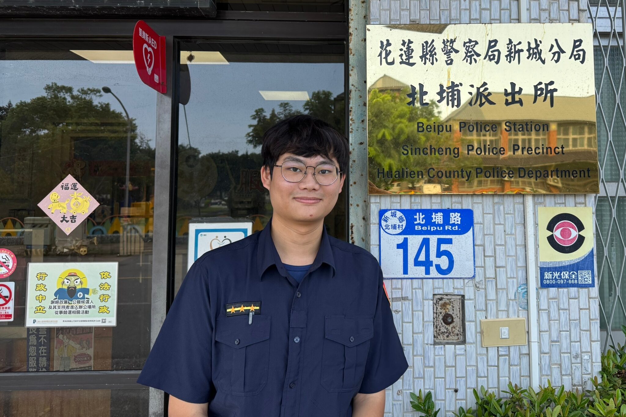 男子疑不勝酒力倒臥路旁  北埔警暖心護送返家