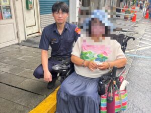 電動輪椅突沒電受困車道 文一暖警及時伸援助脫困 20 MEITU 20260908 141438747