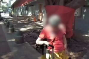 八旬老婦烈日運動不慎摔倒 中正二暖警安撫送醫 22 MEITU 20260910 104818942