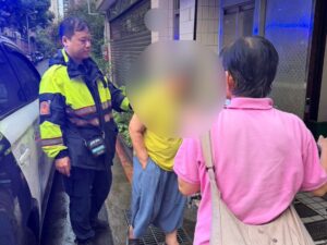八旬老婦購物途中走失 中正二警30分鐘內尋獲護送返家 9 MEITU 20260924 143346877
