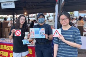928市集熱鬧登場 新城警設攤宣導交安 反詐 115 MEITU 20260928 155434538 1