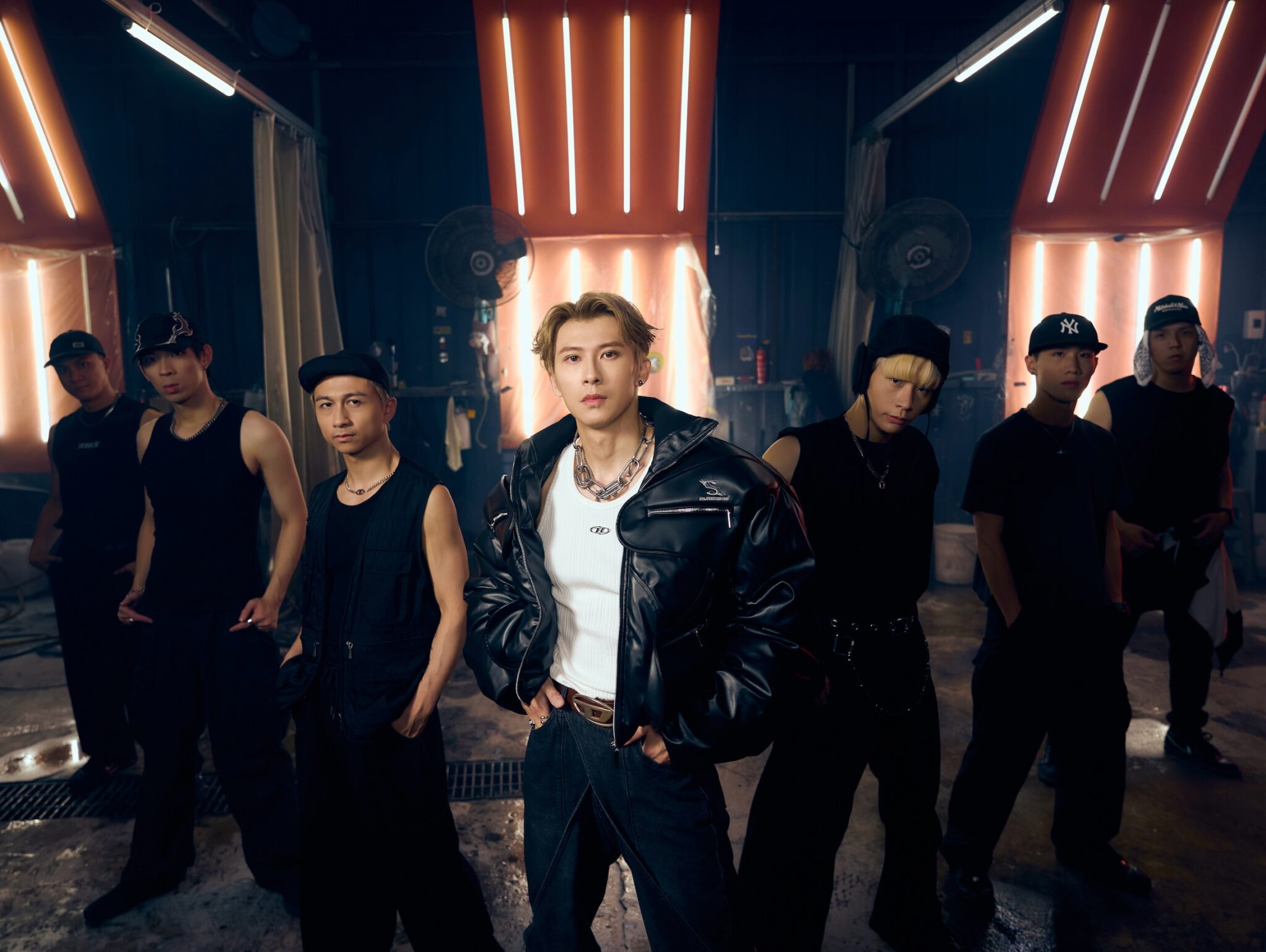 Rock李振瑋玩大了！4台夢幻超跑開進〈Loser〉MV 總價破億令人咋舌