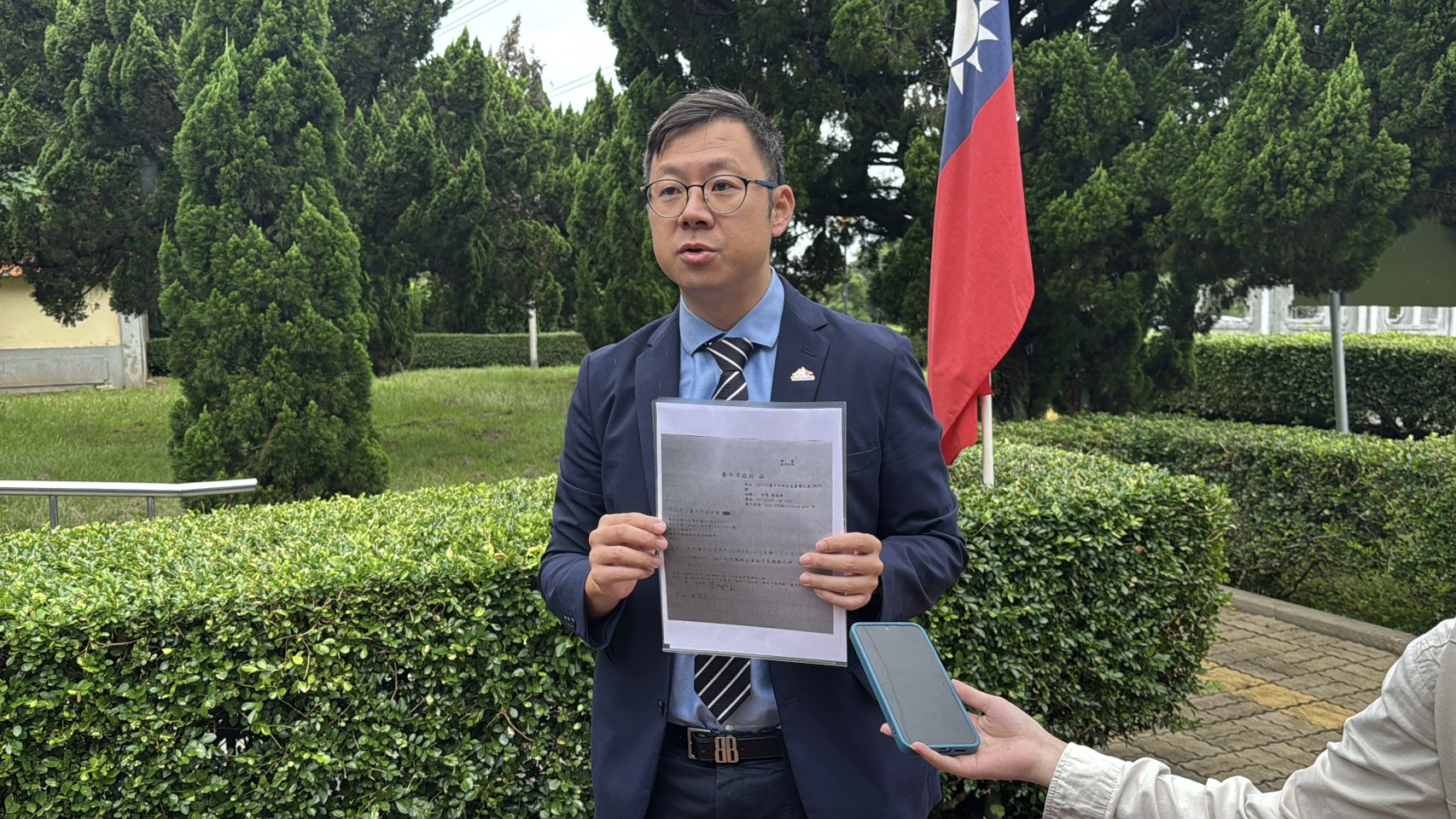 盧秀燕陪同選將登記 中市府亮公文:奉公守法都有請假 2 S 294576143