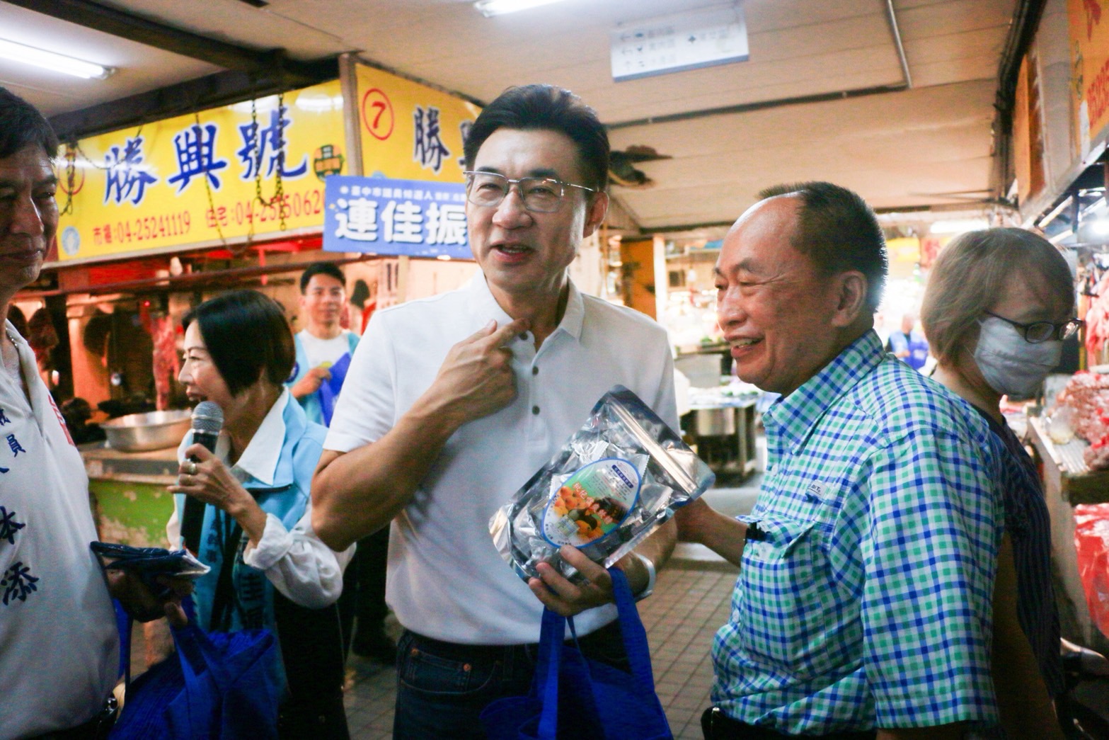 疼惜豐原子弟  江啟臣市場拜票鄉親暖心送喉糖相挺