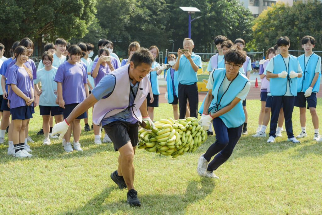 抬青蕉、拚體能!華江高中把香蕉搬進體育課 34 S 367394952