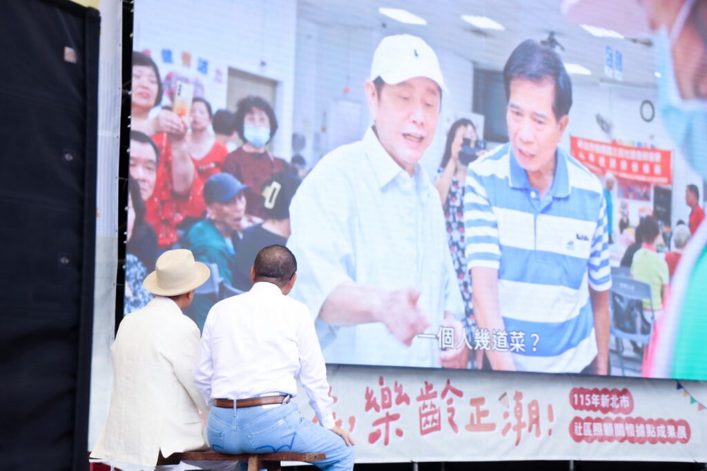 新北市據點成果展世代共融秀活力 侯友宜鼓勵長者走出戶外、擁抱健康生活 22 S 64766189